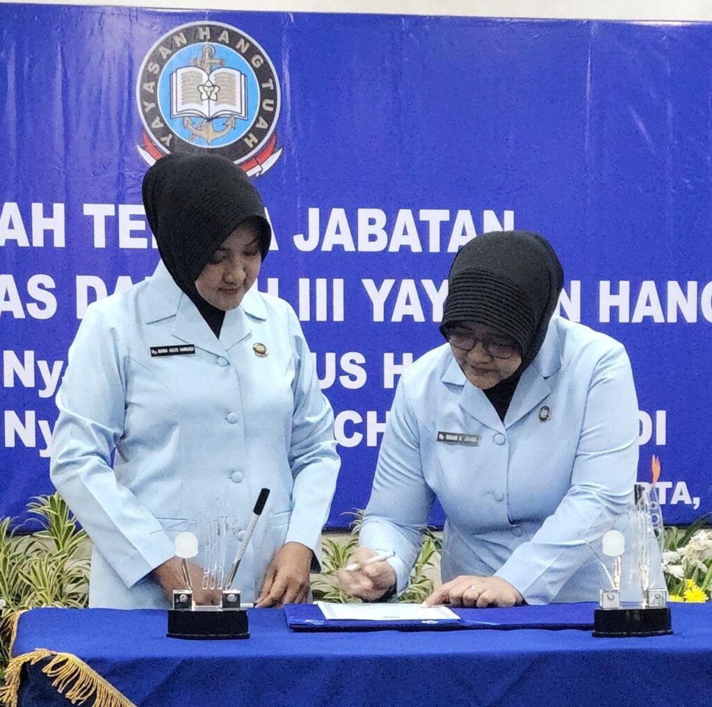 Ketua Pengawas Yayasan Hang Tuah Lantik Ny. Insani Rachmad Jayadi Menjadi Angwasda III